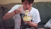 Walaupun sudah terkenal tetapi Rizky Billar tak pernah malu tampil sederhana. Dirinya seringkali memilih untuk menyantap indomie sebagai menu makan malam saat lapar. Foto: Instagram/rizkybillar