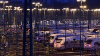 Kereta berkecepatan tinggi ICE diparkir di depo perusahaan kereta api Jerman Deutsche Bahn selama pemogokan nasional. Aksi mogok kerja juga membuat transportasi umum lokal seperti bus, trem, dan layanan bawah tanah di tujuh negara bagian Jerman berhenti. Ketujuh negara bagian tersebut adalah Baden-Württemberg, Hessen, Niedersachsen, Nordrhein-Westfalen, Rheinland-Pfalz, Sachsen dan Bayern. REUTERS/Fabian Bimmer.