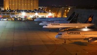 Seorang pria berjalan melewati pesawat yang diparkir di bandara Frankfurt selama pemogokan nasional yang diserukan oleh serikat pekerja Jerman Verdi atas sengketa upah, di Frankfurt, Jerman. Aksi mogok kerja nasional yang diselenggarakan oleh beberapa serikat pekerja sektor transportasi dimulai pada Senin (27/03) tengah malam di seluruh Jerman, dan persiapannya telah menyebabkan gangguan perjalanan besar selama akhir pekan di negara tersebut. REUTERS/Kai Pfaffenbach.