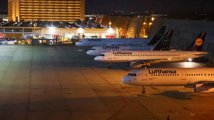 Saat Transportasi Jerman Lumpuh Akibat Mogok Kerja Nasional A man walks past planes parked at Frankfurt airport during a nationwide strike called by the German trade union Verdi over a wage dispute, in Frankfurt, Germany March 27, 2023. REUTERS/Kai Pfaffenbach