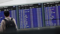 Pemandangan papan keberangkatan di dalam Bandara Munich selama pemogokan. Serikat pekerja sebelumnya menemui jalan buntu dalam negosiasinya dengan perusahaan di beberapa sektor transportasi publik, termasuk di antaranya kereta api, angkutan umum lokal, dan staf lapangan di bandara. Kebuntuan tersebut berujung pada digelarnya aksi mogok kerja nasional yang dimulai bertepatan dengan negosiasi putaran ketiga antara kedua belah pihak. REUTERS/Lukas Barth.