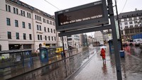 Pemandangan menunjukkan stasiun trem kosong selama pemogokan nasional. REUTERS/Lukas Barth.