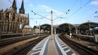 Pandangan umum Stasiun Pusat Cologne yang kosong selama pemogokan nasional. Aksi mogok kerja juga membuat jaringan kereta api Jerman lumpuh. Pekan lalu, operator kereta api nasional Deutsche Bahn telah mengambil langkah yang tidak biasa dengan menghentikan semua layanan kereta api jarak jauh. REUTERS/Jana Rodenbusch.