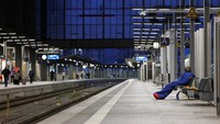 Seseorang duduk di peron stasiun kereta api utama Munich selama pemogokan nasional. REUTERS/Lukas Barth.