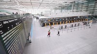 Pandangan umum di dalam Bandara Munich selama pemogokan. Setiap bandara internasional utama Jerman terkena dampak dari aksi mogok kerja ini, kecuali Bandara BER Berlin Brandenburg. REUTERS/Lukas Barth.