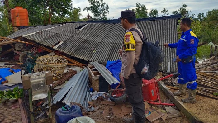 Salah satu rumah warga yang roboh akibat angin puting beliung
