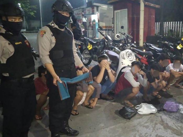 Sebelas pemuda diamankan di Mapolres Kudus usai perang sarung, Selasa (4/4/2023) dini hari.