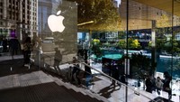 Karyawan yang terdampak PHK diberitahu lewat panggilan konferensi video pada pekan lalu. Kepada karyawan yang terdampak, manajemen Apple mengatakan kebijakan ini diambil untuk meningkatkan pengelolaan toko secara global. Beata Zawrzel/Getty Images