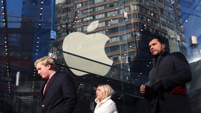 Apple sejauh ini berhasil menghindari tren PHK yang sudah dilakukan oleh beberapa raksasa teknologi lainnya. Namun, kini Apple diam-diam memangkas karyawannya.