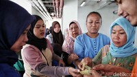 Penerima manfaat program pangan subsidi adalah para pemegang Kartu Jakarta Pintar (KJP), Kartu Pekerja Jakarta (KPJ), Kartu Lansia Jakarta (KLJ), Kartu Penyandang Disabilitas Jakarta (KPDJ), dan Kartu Anak Jakarta (KAJ).