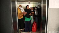 Ekspresi emak-emak setelah mendapatkan program pangan bersubsidi.
