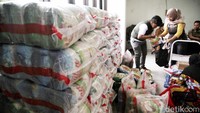 Sejumlah warga antre untuk mendapatkan pangan subsidi di Rusun Nagrak, Cilincing, Jakarta Utara, Selasa (4/4/2023).