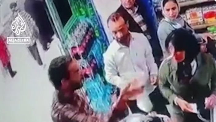 Seorang pria melempar yoghurt ke dua orang wanita yang tidak mengenakan hijab di Iran.