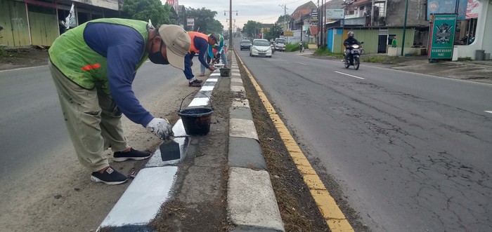 Separator Jalan Jogja-Solo di Klaten mulai dicat jelang arus mudik.
