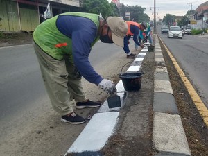 Separator Jalan Yogyakarta-Solo di Klaten Dicat Ulang Sambut Arus Mudik