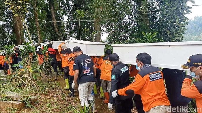 Proses pemakaman korban serial killer Mbah Slamet di pemakaman umum warga Desa Balun.