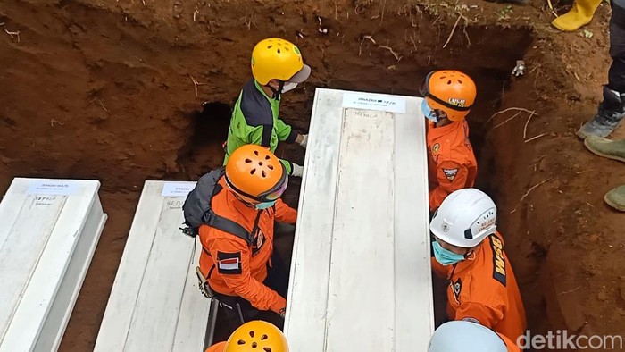 Proses pemakaman korban serial killer Mbah Slamet di pemakaman umum warga Desa Balun.