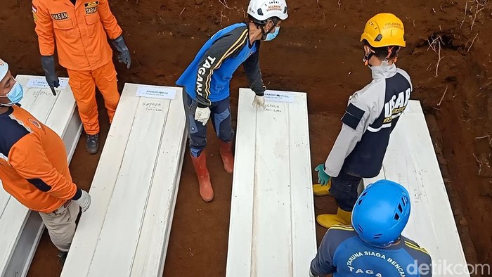 Seria Killer Proses pemakaman korban serial killer Mbah Slamet di pemakaman umum warga Desa Balun.