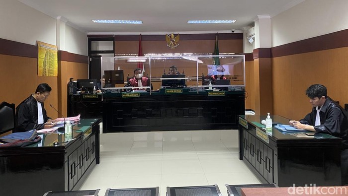 Sidang dukun pengganda uang yang bunuh korbannya dengan racun sianida