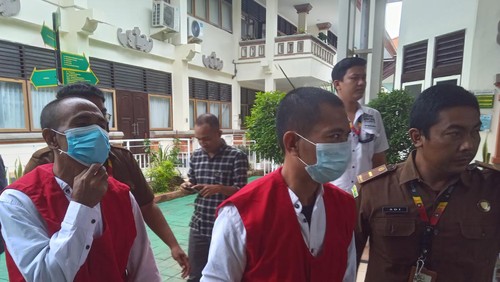 Dua terdakwa pencabulan menjalani sidang tertutup di PN Denpasar, Selasa (4/4/2023).