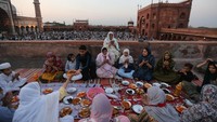 Masjid ini didirikan oleh Kaisar Mogul, Syah Jehan, yang juga membangun Taj Mahal pada tahun 1656 M.  