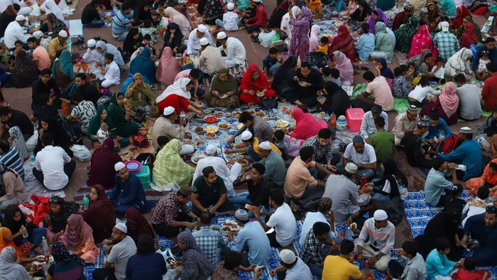 Suasana Buka Puasa Bersama di Masjid Terbesar India