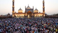 Masjid Jama merupakan yang terbesar dan terkenal di India. Selain bangunannya yang megah, masjid ini juga mempunyai halaman yang sangat luas.  