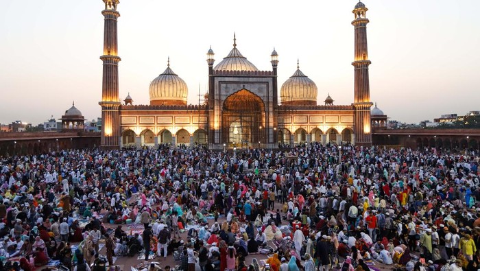 Suasana Buka Puasa Bersama di Masjid Terbesar India NEW DELHI, INDIA - APRIL 3: Indian Muslims gather to have Iftar during the holy month of Ramadan at the Historical Jama Masjid in New Delhi, India on April 3, 2023. (Photo by Amarjeet Kumar Singh/Anadolu Agency via Getty Images)