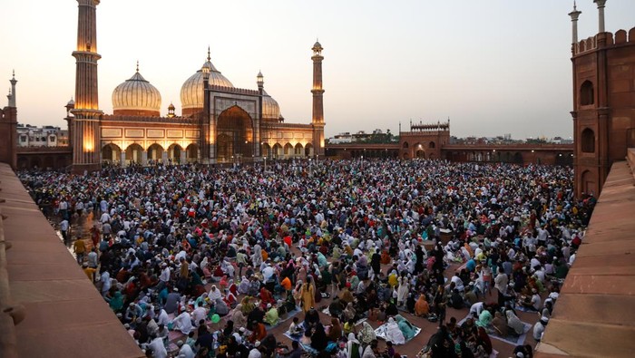 Suasana Buka Puasa Bersama di Masjid Terbesar India NEW DELHI, INDIA - APRIL 3: Indian Muslims gather to have Iftar during the holy month of Ramadan at the Historical Jama Masjid in New Delhi, India on April 3, 2023. (Photo by Amarjeet Kumar Singh/Anadolu Agency via Getty Images)