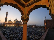 Melihat dari Dekat Masjid Jama di Kawasan Delhi Tua, India