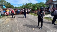 Petugas kepolisian bersenjata berjaga saat proses rekonstruksi berlangsung. Foto: Anang Firmansyah/detikJateng 