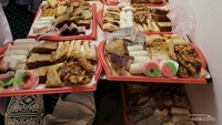 Persiapan penganan untuk iftar di dapur musala Utrecht
