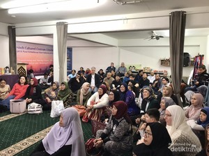 Kehangatan Buka Bersama di Musala Kecil Utrecht