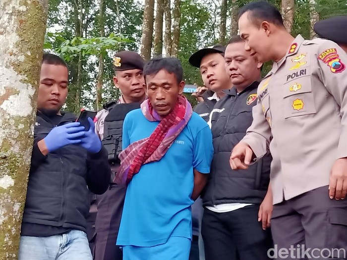 Tampang pembunuh berantai Mbah Slamet saat dibawa ke lokasi pembunuhan di Desa Balun, Wanayasa, Banjarnegara, Selasa (4/4/2023).
