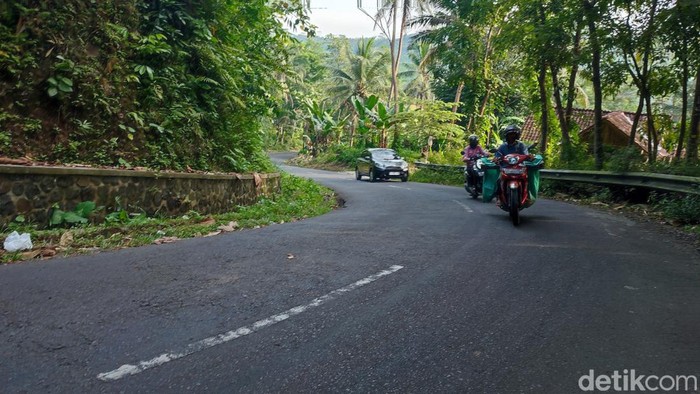 Tanjakan Salawe di Jalan alternatif Ciamis-Banjar, Desa Cimaragas, Kecamatan Cimaragas, Kabupaten Ciamis.
