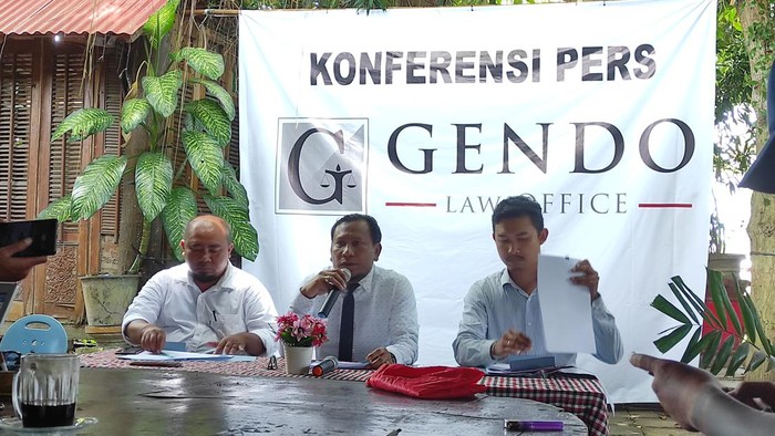 Konferensi pers Gendo Law Office terkait somasi kepada PT Telkom Indonesia yang diduga memasang tiang provider tanpa izin di lahan milik warga.