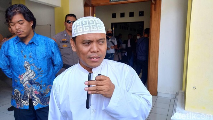 Terdakwa ujaran kebencian, ITE, dan penistaan agama Sugi Nur Rahardja alias Gus Nur usai sidang di PN Solo, Selasa (4/4/2023).