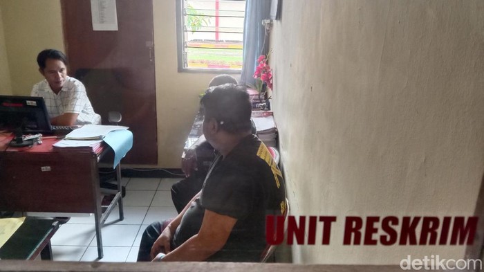 Tersangka begal payudara (hitam) di Purworejo ditangkap polisi, Selasa (4/4/2023).