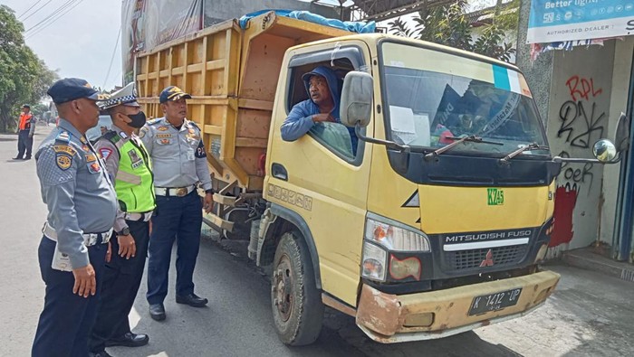 Tim gabungan merazia truk uruk proyek tol Jogja-Solo di jalan kawasan Stasiun Delanggu, Klaten.