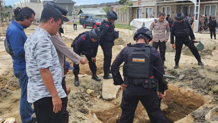 Tim Jibom Brimob Polda Sultra mengevakuasi bom di lokasi proyek pembangunan rumah.