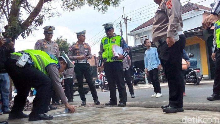 Tim Traffic Accident Analysis (TAA) Polda Jabar melakukan olah TKP di lokasi kecelakaan maut mobil bupati Kuningan, Selasa (4/4/2023).