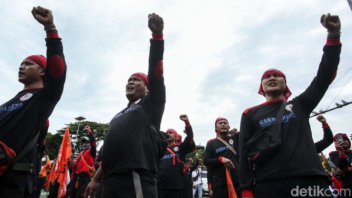Tolak UU Ciptaker, Partai Buruh Ancam Mogok Massal Massa Partai Buruh dan Organisasi Serikat Buruh gelar aksi di depan Gedung DPR menolak UU Cipta Kerja. Mereka mengancam melakukan mogok massal.
