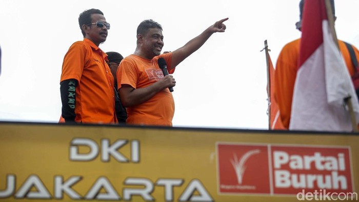 Massa Partai Buruh dan Organisasi Serikat Buruh gelar aksi di depan Gedung DPR menolak UU Cipta Kerja. Mereka mengancam melakukan mogok massal.
