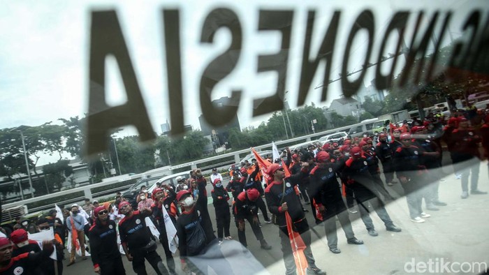 Massa Partai Buruh dan Organisasi Serikat Buruh gelar aksi di depan Gedung DPR menolak UU Cipta Kerja. Mereka mengancam melakukan mogok massal.