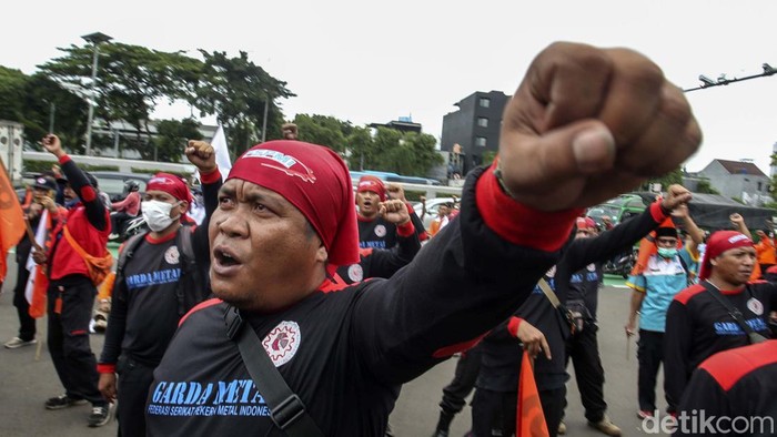 Tolak UU Ciptaker, Partai Buruh Ancam Mogok Massal Massa Partai Buruh dan Organisasi Serikat Buruh gelar aksi di depan Gedung DPR menolak UU Cipta Kerja. Mereka mengancam melakukan mogok massal.