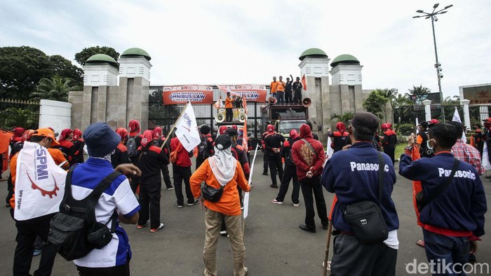 Massa Partai Buruh dan Organisasi Serikat Buruh gelar aksi di depan Gedung DPR menolak UU Cipta Kerja. Mereka mengancam melakukan mogok massal.