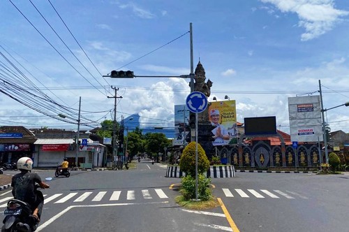 Traffic light simpang empat Subagan yang ada di Kecamatan dan Kabupaten Karangasem padam pada Selasa (4/4/2023) (foto: I Wayan Selamat Juniasa)