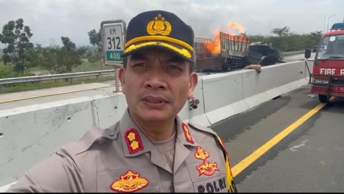 Truk bermuatan bahan kimia terbakar hebat di Tol Pemalang, Selasa (4/4/2023).