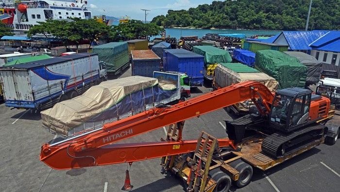 Sejumlah truk pengangkut barang yang akan menyeberang ke Sumatera antre di Pelabuhan Merak, Banten, Selasa (4/4/2023). GM PT ASDP Cabang Merak Suharto menyatakan, volume angkutan barang di Pelabuhan Merak mendekati pertengahan Ramadhan meningkat hingga dua kali lipat dibanding sebelumnya karena adanya anjuran Kemenhub yang akan memprioritaskan angkutan penumpang saat puncak arus mudik mendekati Lebaran.