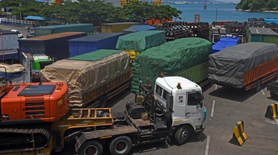 Potret Truk Logistik Mengular Panjang saat Masuki Pelabuhan Merak